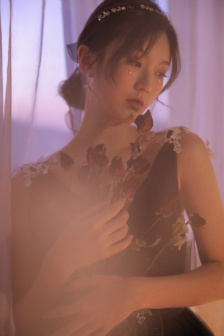 呻吟的哺乳人妻